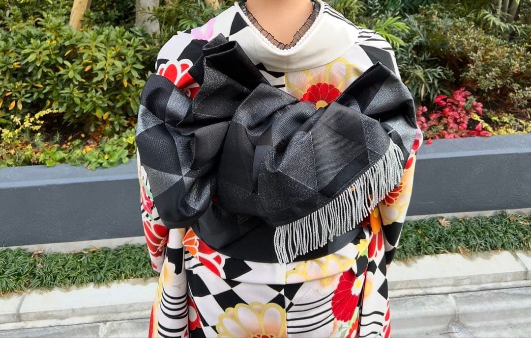 ふりふ　黒とグレーの三角模様の帯