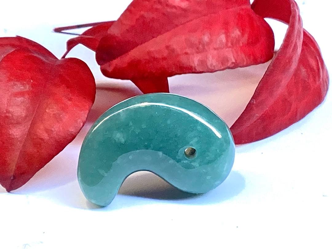 ✳糸魚川翡翠コン沢青緑色勾玉　希少数の幸運呼び込む吉祥*雪輪文様入り　鑑別書付‼️