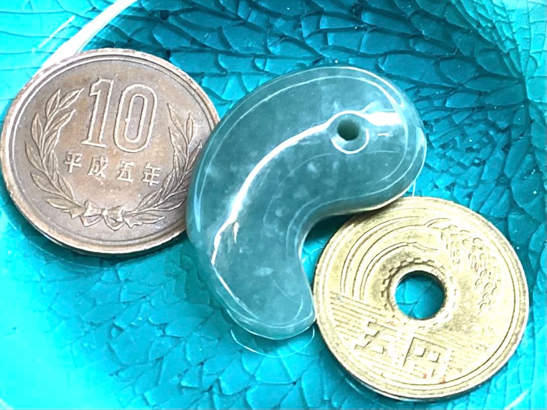 ✳糸魚川翡翠コン沢青緑色勾玉　希少数の幸運呼び込む吉祥*雪輪文様入り　鑑別書付‼️