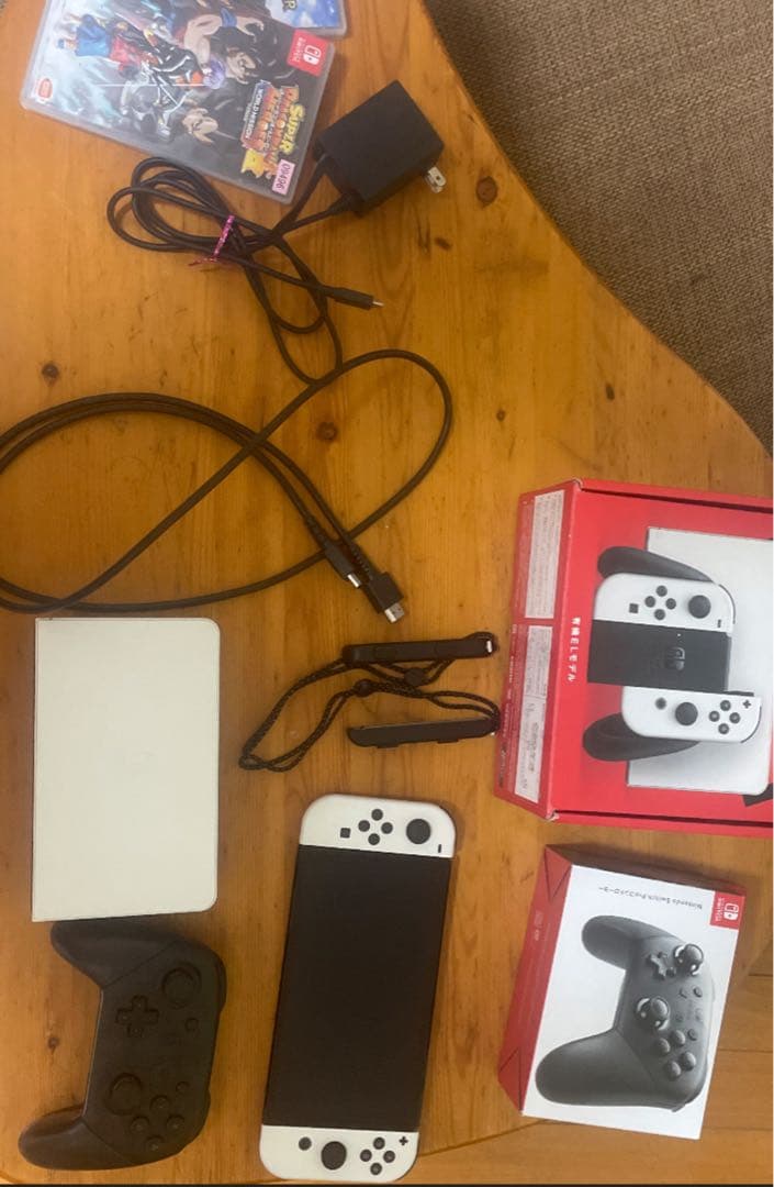 任天堂スイッチ有機ELJCホワイト＋プロコン＋ソフト2本✨️ミルク✨️