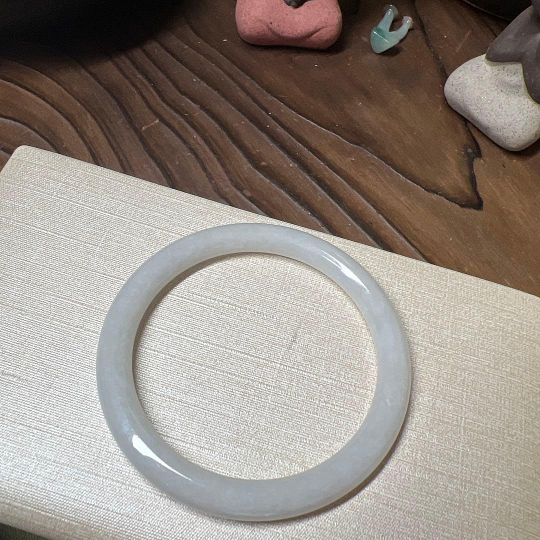 本翡翠、キメが細かい純白丸型バングル　〜57