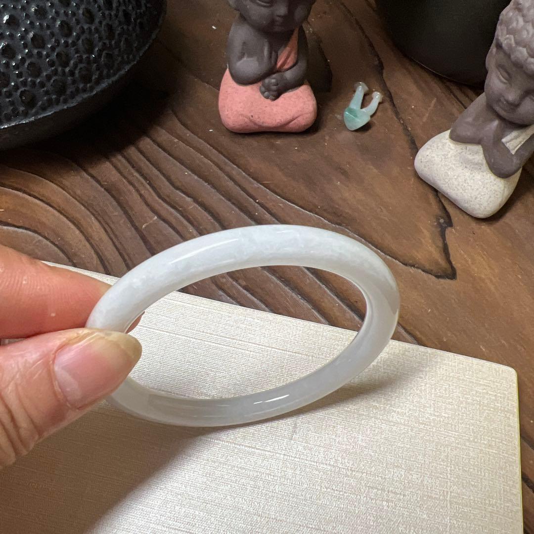 本翡翠、キメが細かい純白丸型バングル　〜57