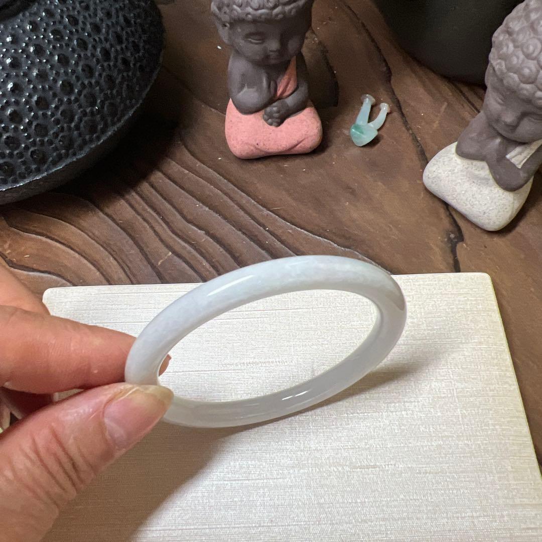 本翡翠、キメが細かい純白丸型バングル　〜57