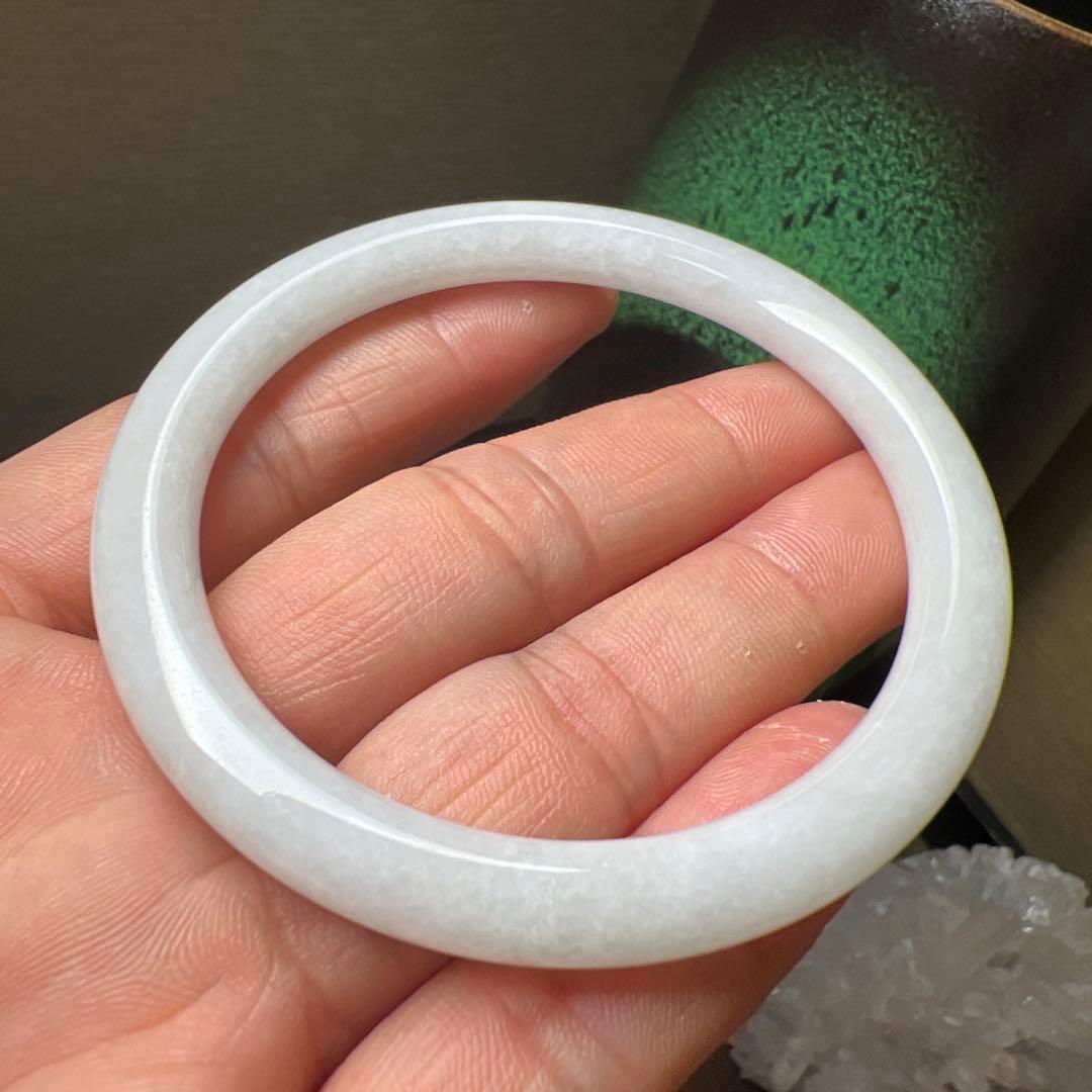 本翡翠、キメが細かい純白丸型バングル　〜57