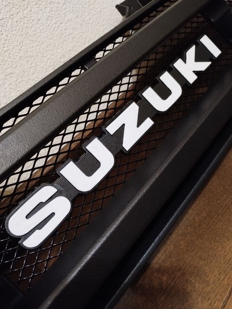 スズキジムニーJB23純正フロントグリル改 + チッピング活字体エンブレム