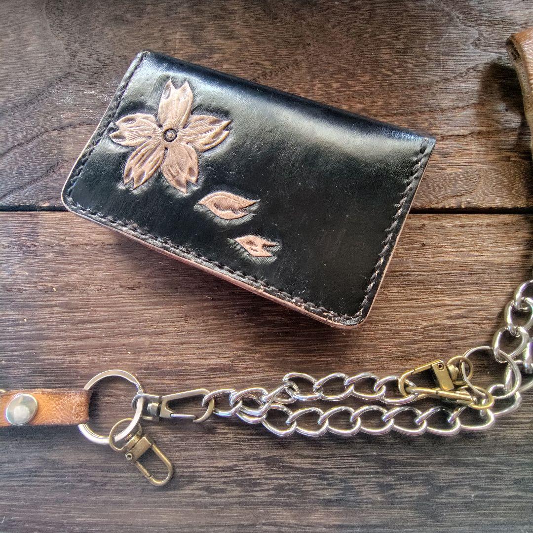 ミドルサイズ トラッカーウォレット 黒＆ネイビー 桜