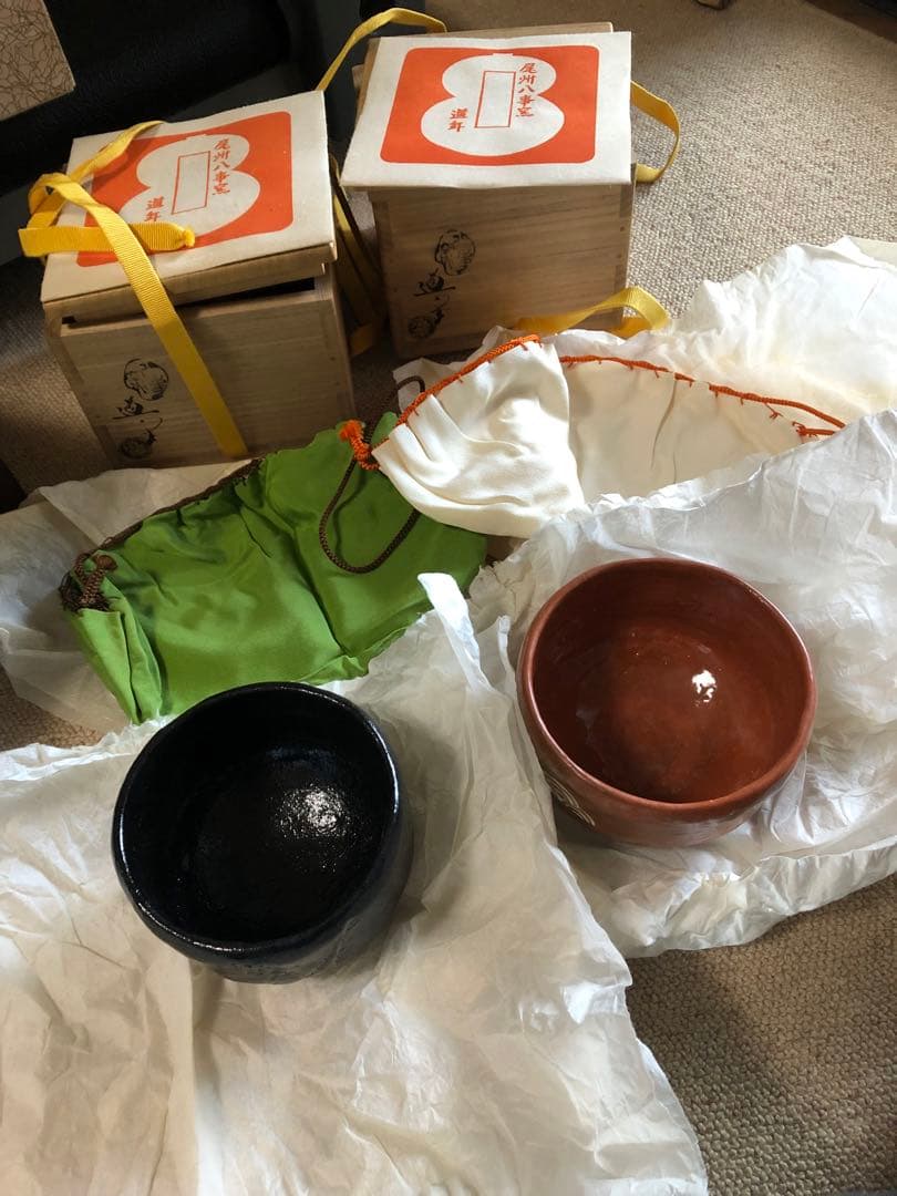 八事窯　中村道年氏作　赤楽　黒楽茶碗　二客　二重箱入　花押
