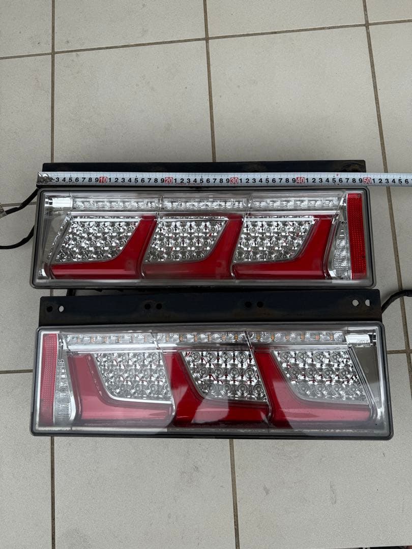 小糸３連LEDテールランプ左右セット 大型　ふそうコネクター付き　ジャンク品