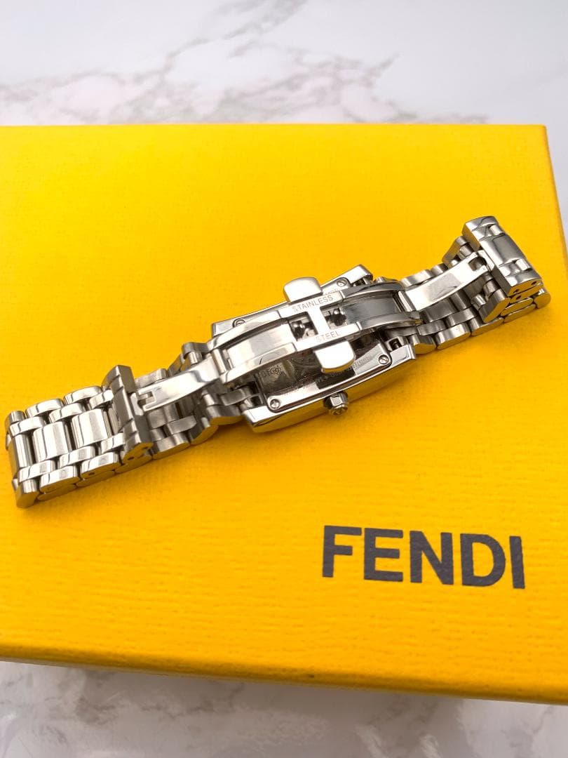 FENDI フェンディ 腕時計 クラシコ クォーツ サーモンピンク 7000L