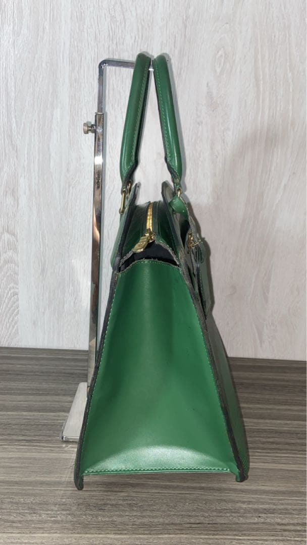 ルイヴィトン ビジネスバッグ エピ リヴィエラ レザー　緑　チャーム