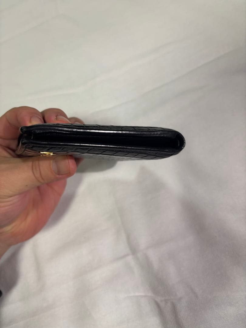 Yves Saint Laurent ブラック二つ折り財布　クロコダイル柄型押し