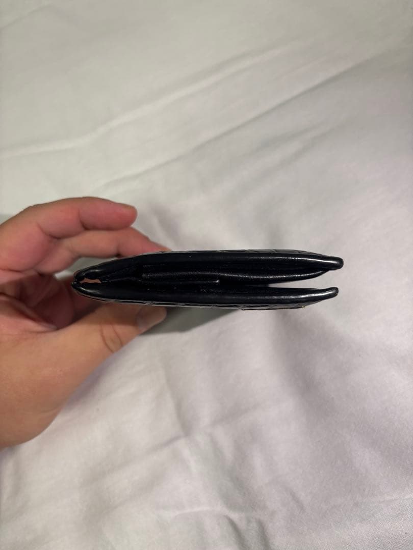 Yves Saint Laurent ブラック二つ折り財布　クロコダイル柄型押し