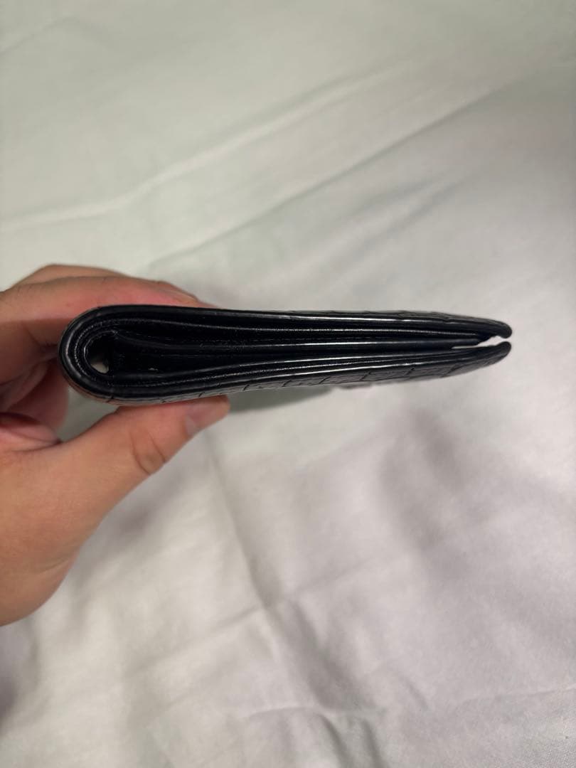 Yves Saint Laurent ブラック二つ折り財布　クロコダイル柄型押し