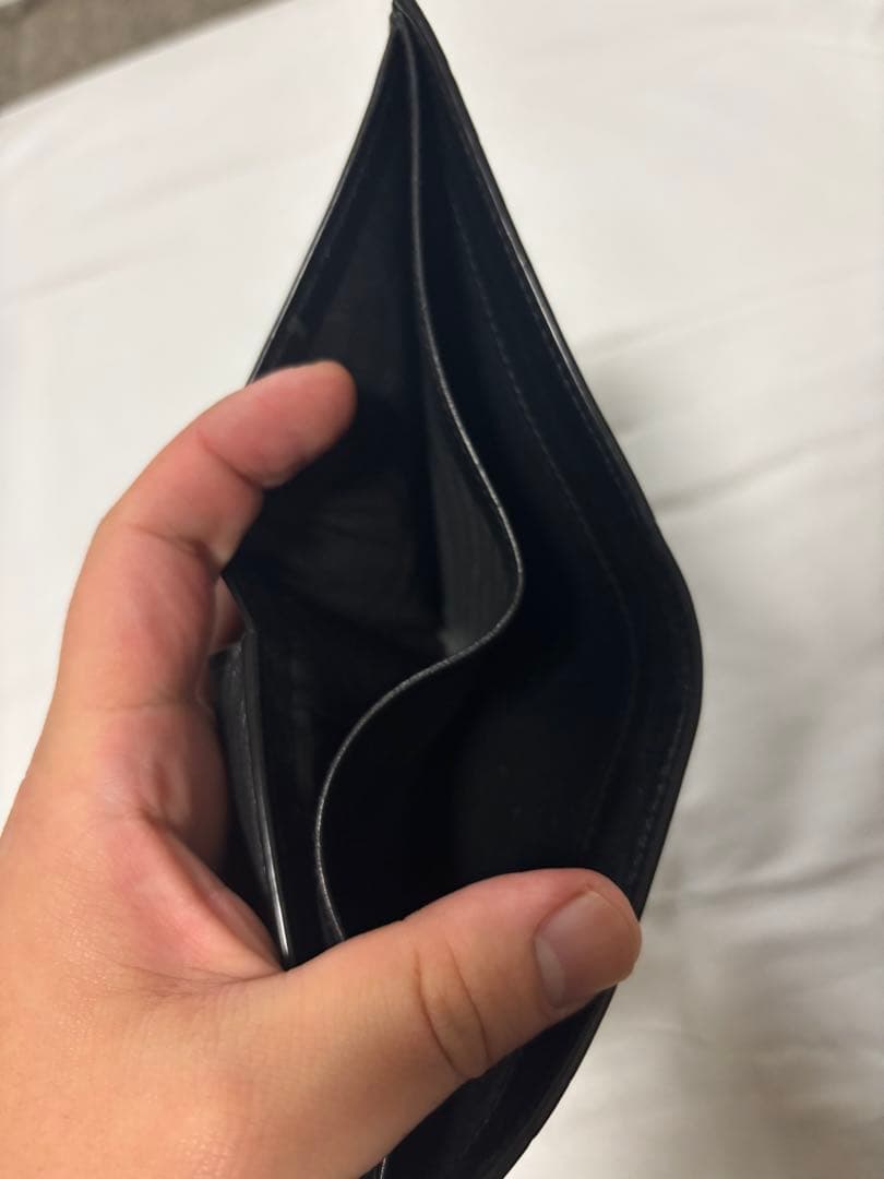 Yves Saint Laurent ブラック二つ折り財布　クロコダイル柄型押し