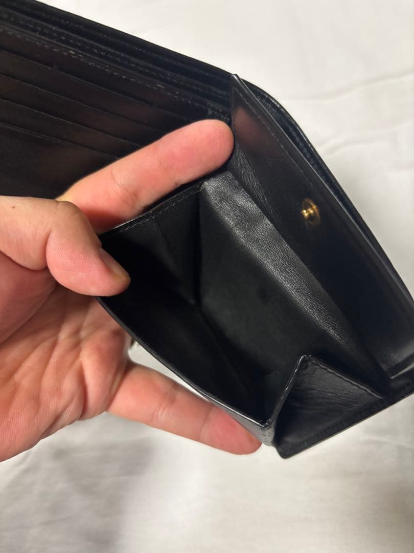 Yves Saint Laurent ブラック二つ折り財布　クロコダイル柄型押し