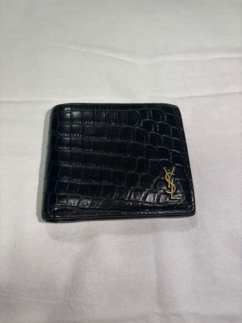 Yves Saint Laurent ブラック二つ折り財布　クロコダイル柄型押し