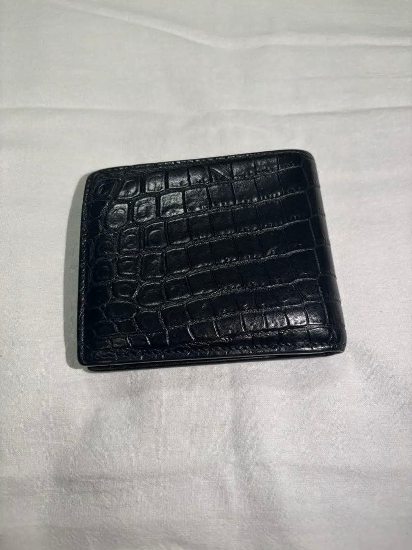 Yves Saint Laurent ブラック二つ折り財布　クロコダイル柄型押し
