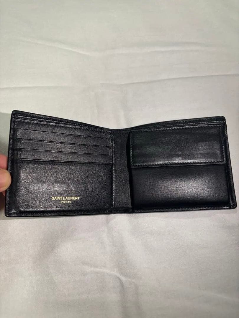 Yves Saint Laurent ブラック二つ折り財布　クロコダイル柄型押し