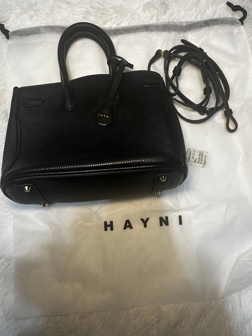 【美品】ヘイニ　レネ　ショルダーバッグ　黒　本革