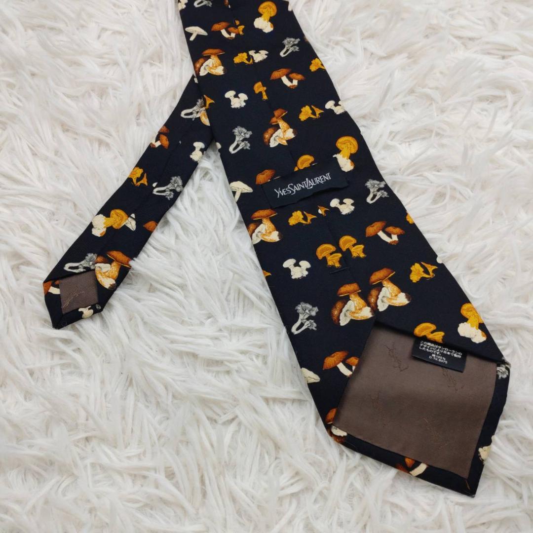 イヴサンローラン 高級シルクネクタイ 総柄（キノコ） ブラック