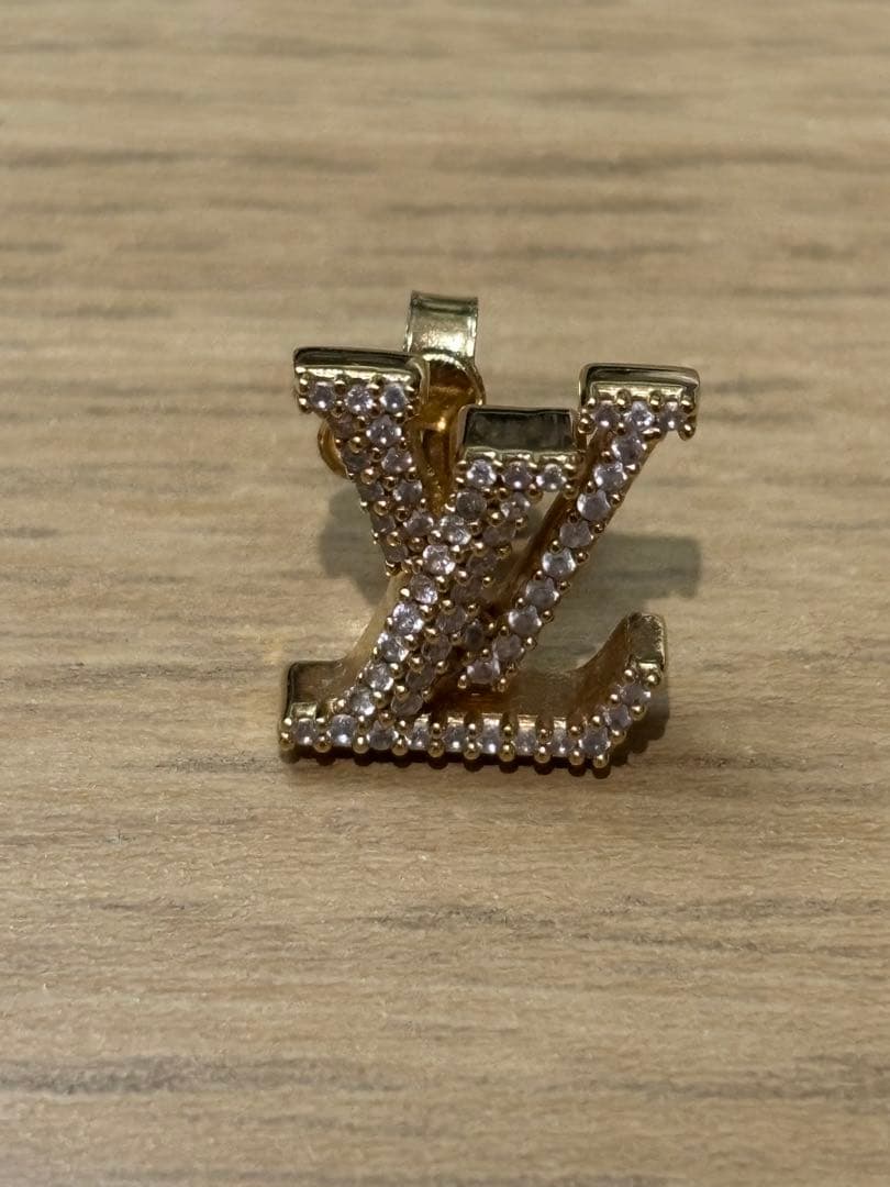 LVロゴ ストーン装飾 ピアス(片耳用)