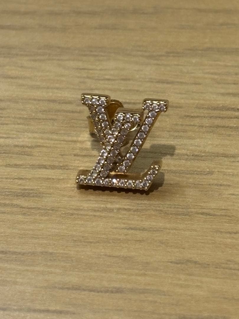LVロゴ ストーン装飾 ピアス(片耳用)