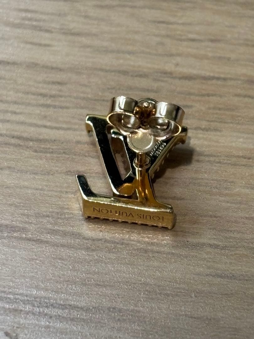 LVロゴ ストーン装飾 ピアス(片耳用)