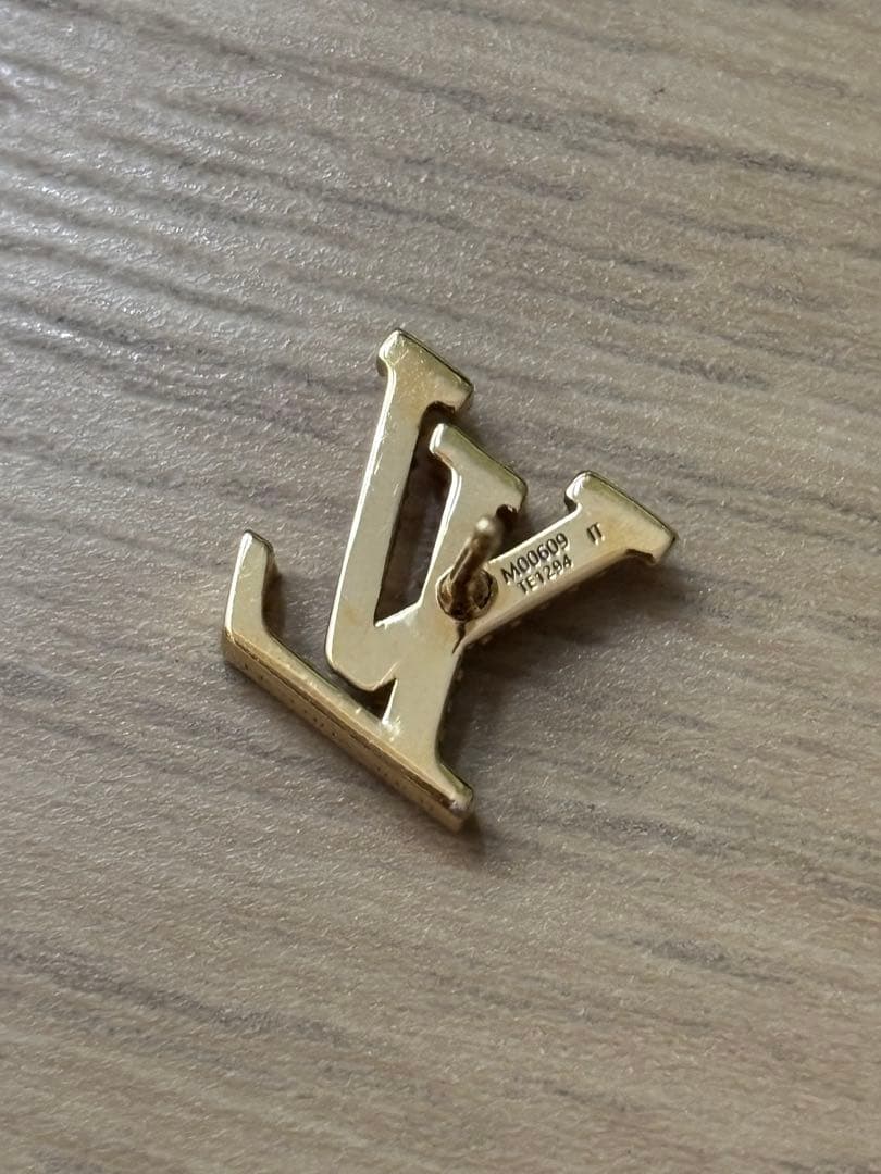 LVロゴ ストーン装飾 ピアス(片耳用)