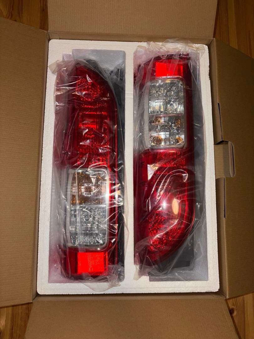 【新車外し】ハイエース200系　純正テールランプ