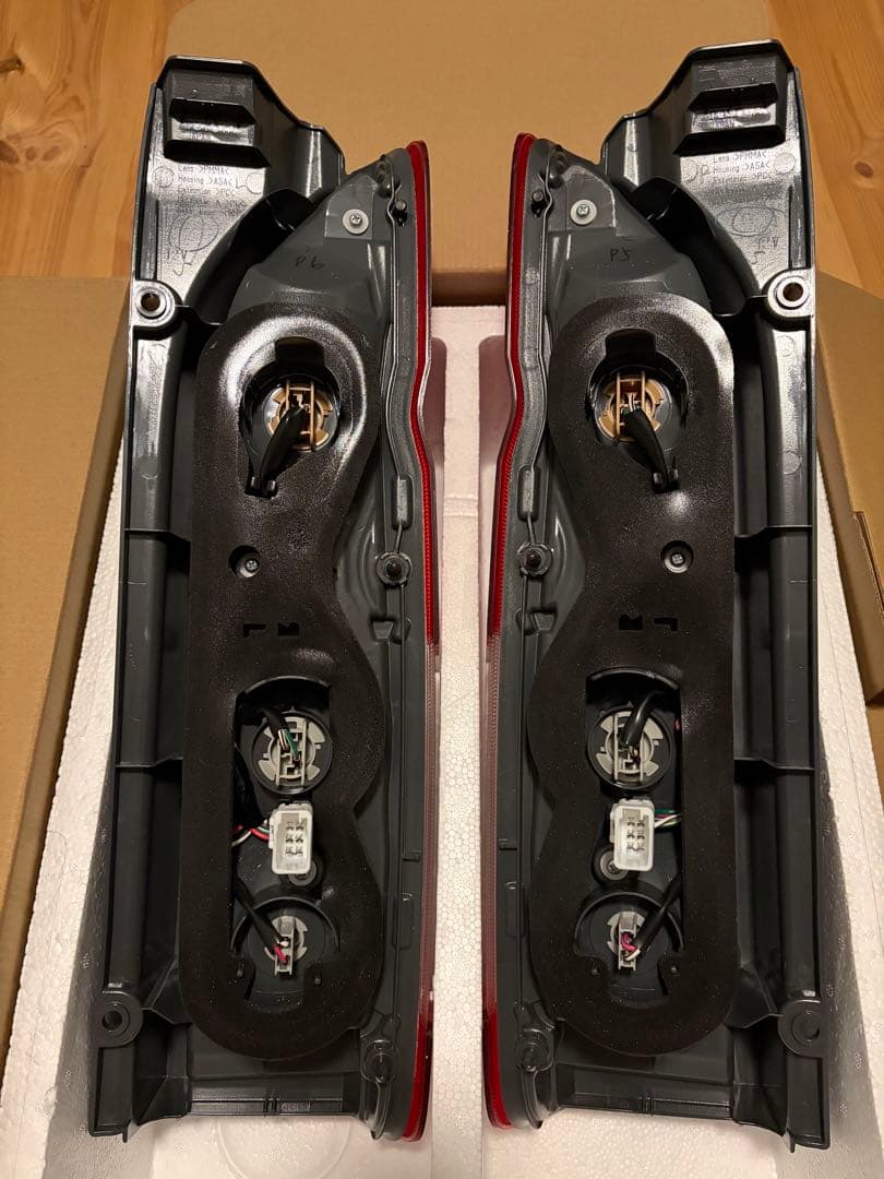 【新車外し】ハイエース200系　純正テールランプ