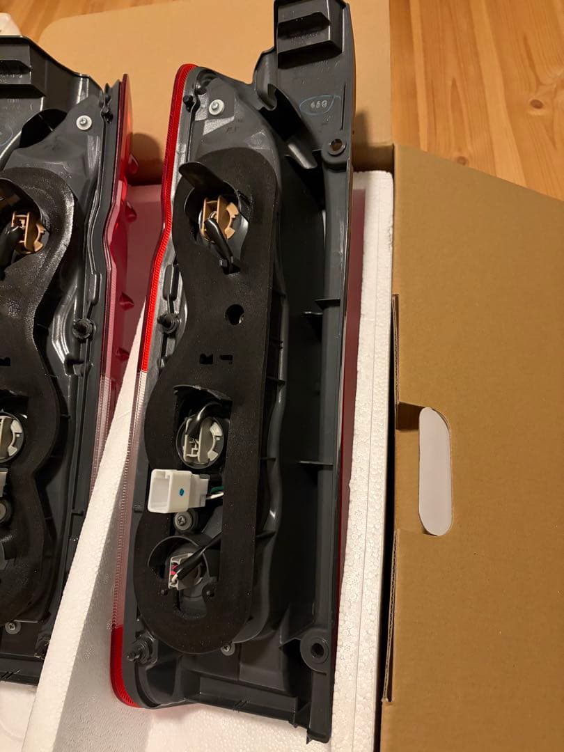 【新車外し】ハイエース200系　純正テールランプ