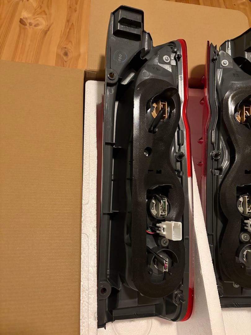 【新車外し】ハイエース200系　純正テールランプ