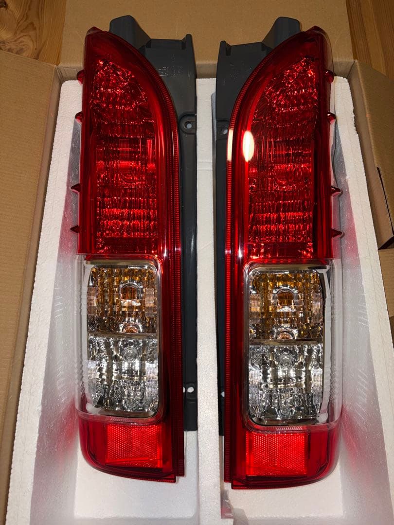 【新車外し】ハイエース200系　純正テールランプ