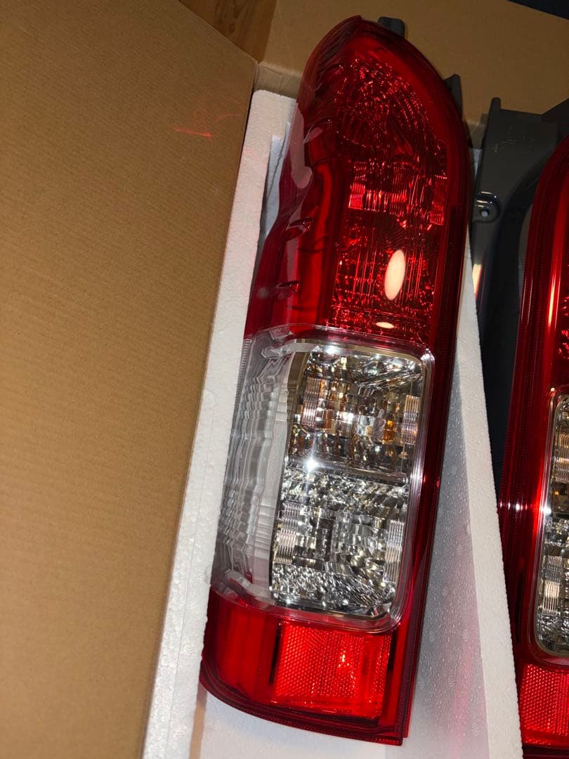 【新車外し】ハイエース200系　純正テールランプ
