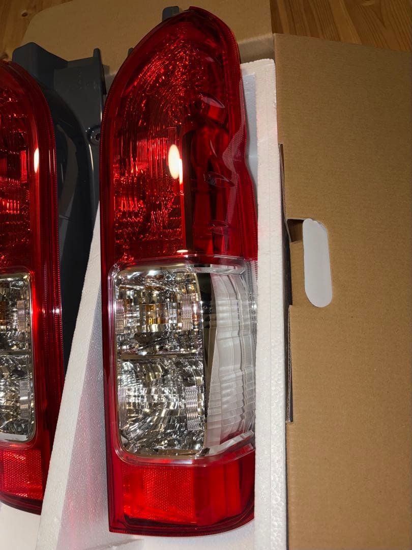 【新車外し】ハイエース200系　純正テールランプ
