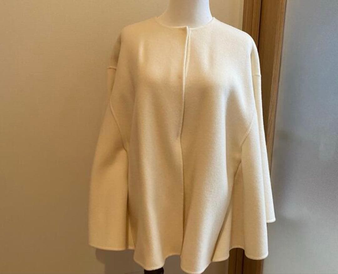 mid. エムプルミエ　ブラック ノーカラーフレアケープコート　アイボリー