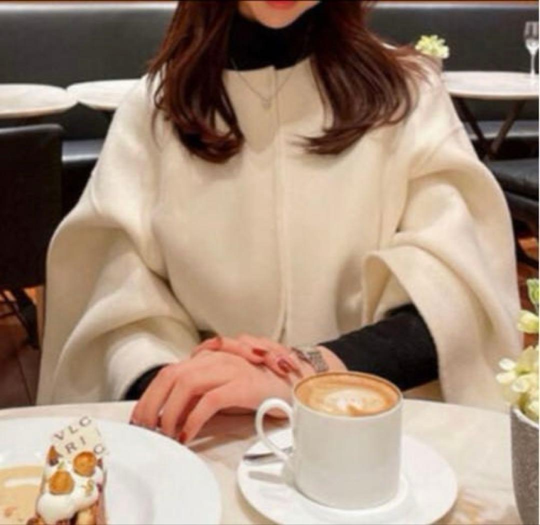 mid. エムプルミエ　ブラック ノーカラーフレアケープコート　アイボリー