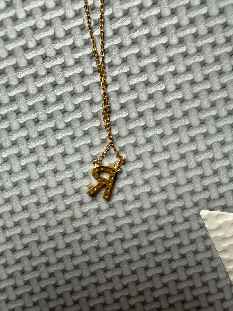 AHKAH ゴールドアルファベットRネックレス
