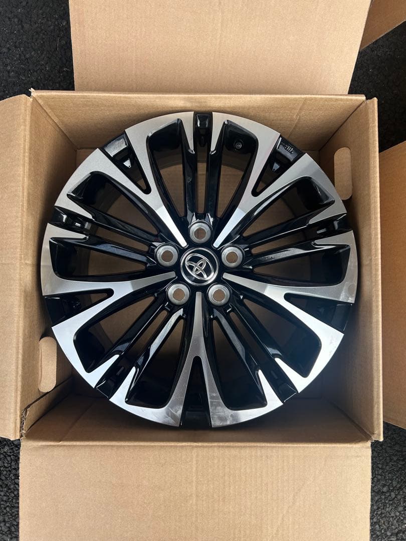 ゆん ヤリスクロスＺ　純正１８インチホイール　新車取外し