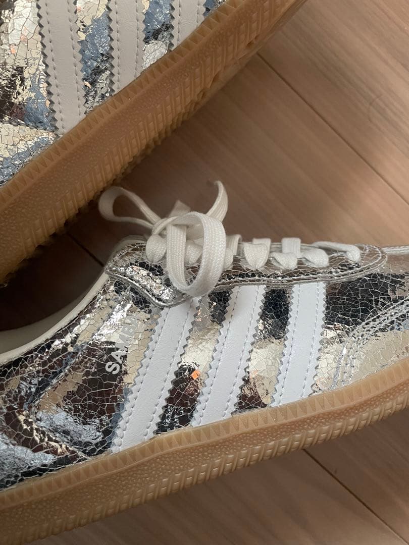 週末限定価格⭐︎アディダスadidas メタリックシルバー スニーカー　SAMBA
