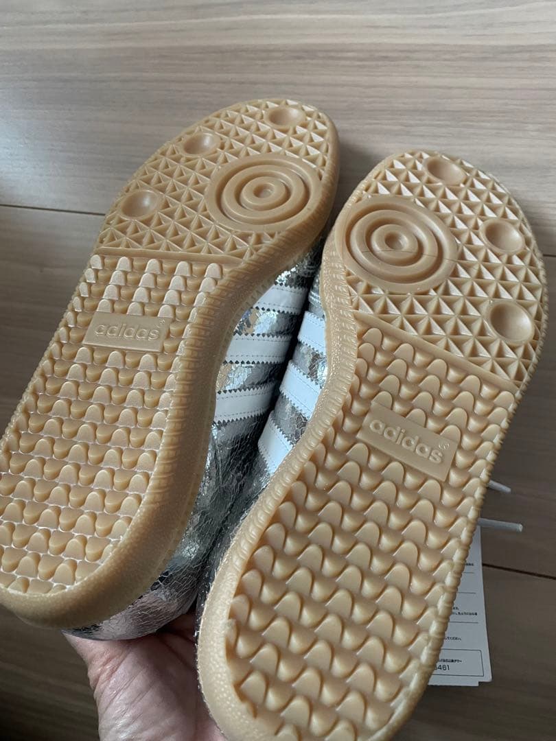 週末限定価格⭐︎アディダスadidas メタリックシルバー スニーカー　SAMBA