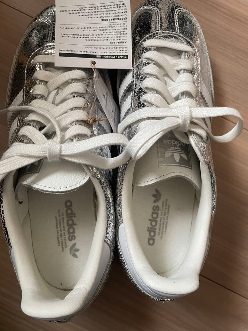 週末限定価格⭐︎アディダスadidas メタリックシルバー スニーカー　SAMBA