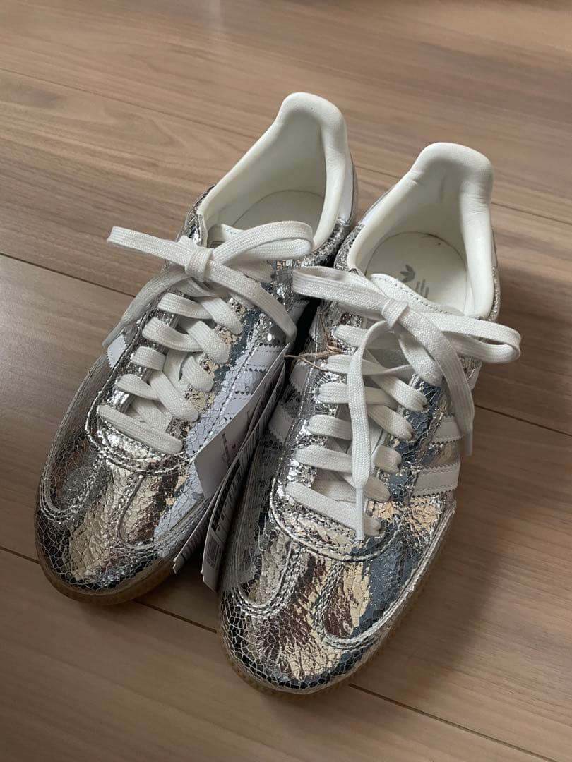 週末限定価格⭐︎アディダスadidas メタリックシルバー スニーカー　SAMBA