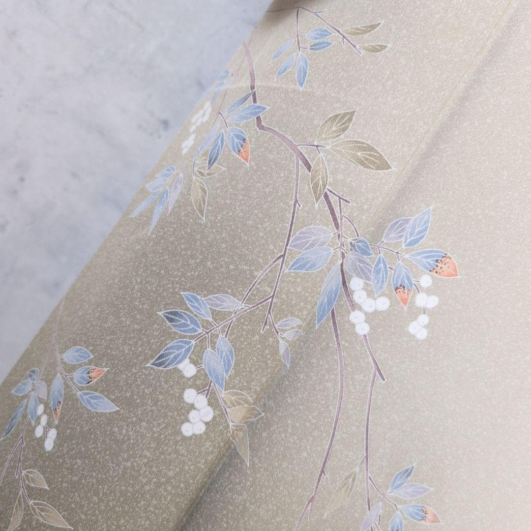 訪問着単品　着物　正絹　友禅　薄緑カーキ　枝葉模様　ナチュラル　F7