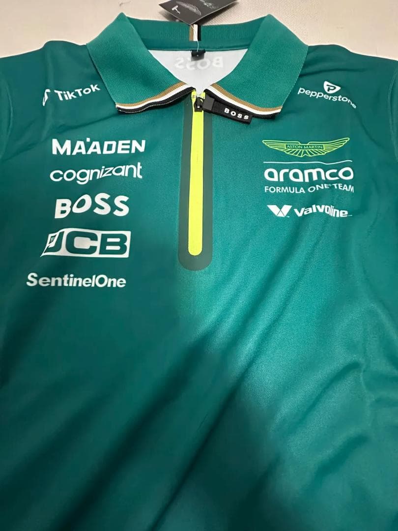 25 年モデル アストンマーティン F1 チーム オフィシャル POLO シャツ