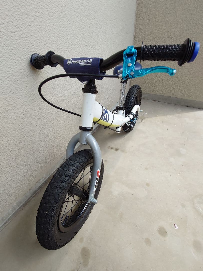 Husqvarna トレーニングバイク　ストライダー　ヘルメット、プロテクター付