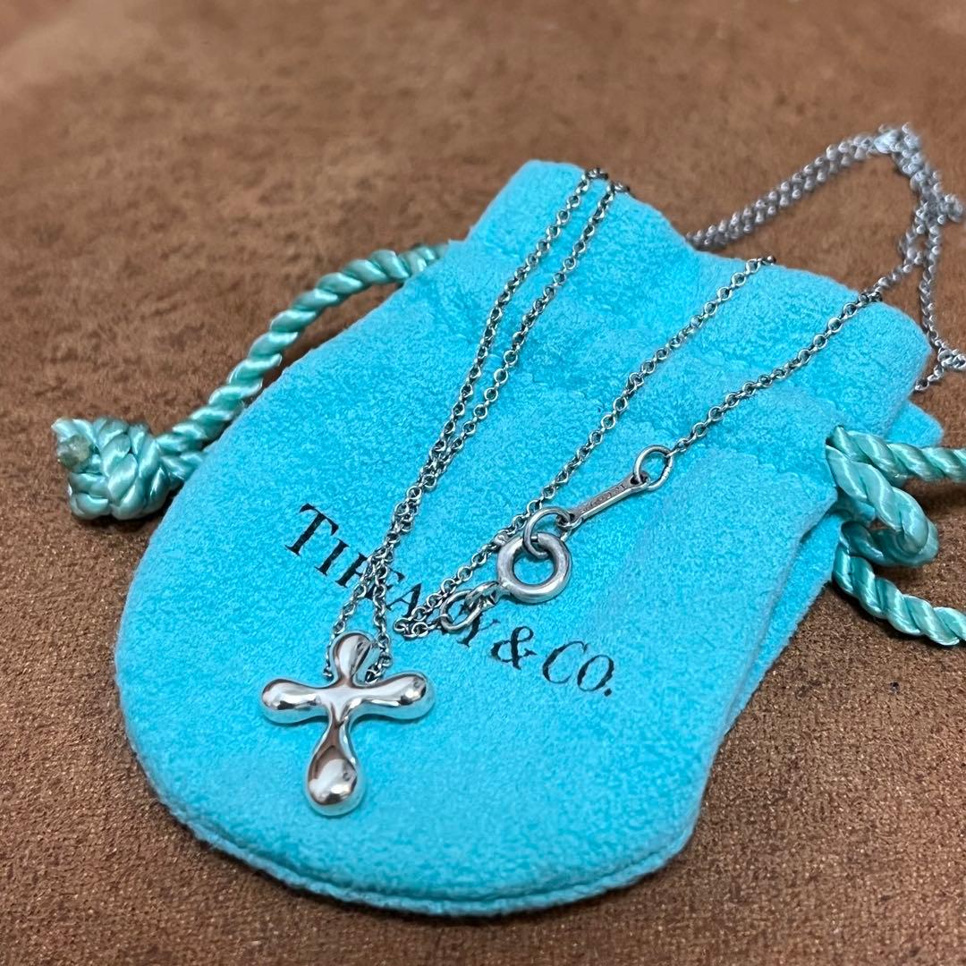 Tiffany & Co. スモールクロス ティアドロップ ネックレス