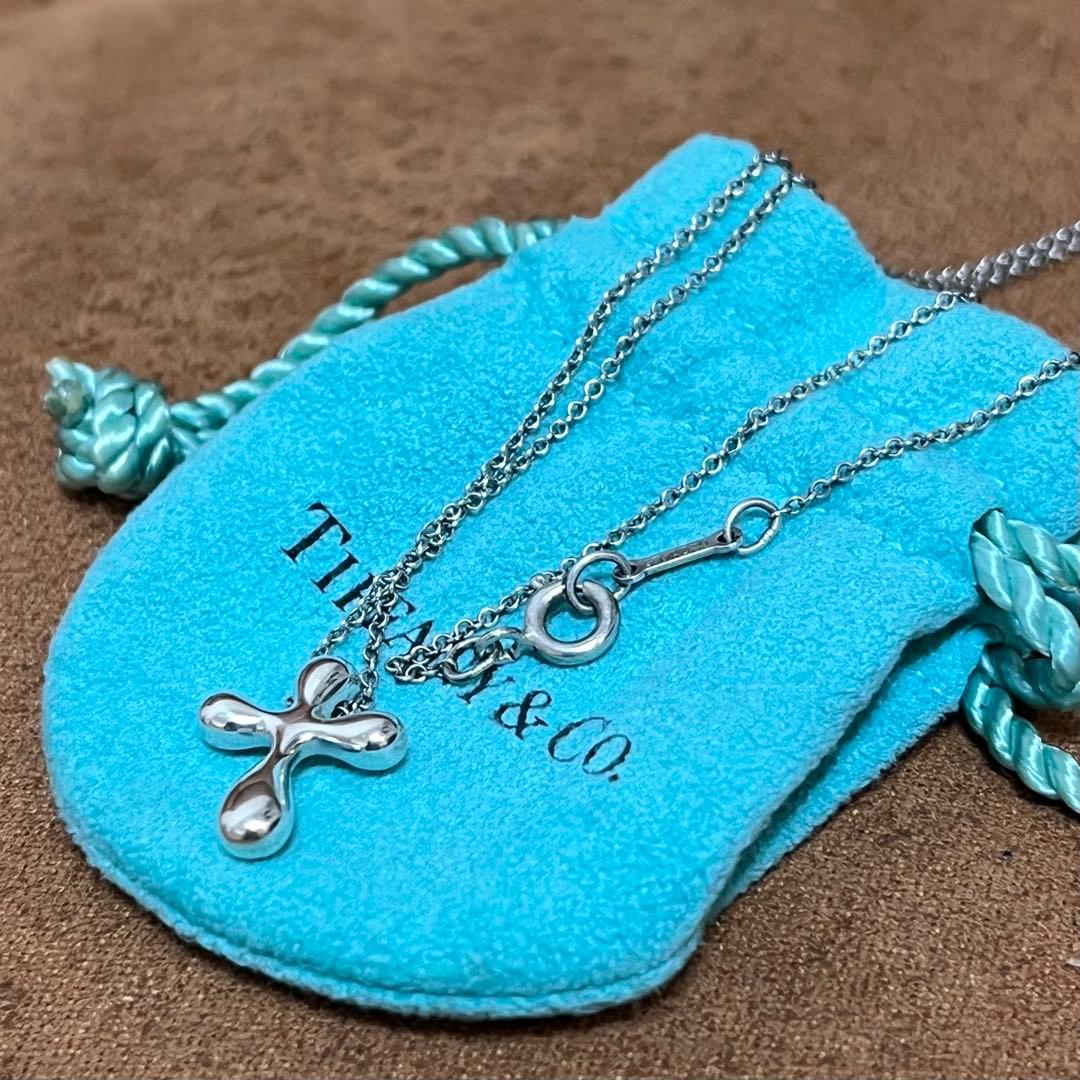 Tiffany & Co. スモールクロス ティアドロップ ネックレス