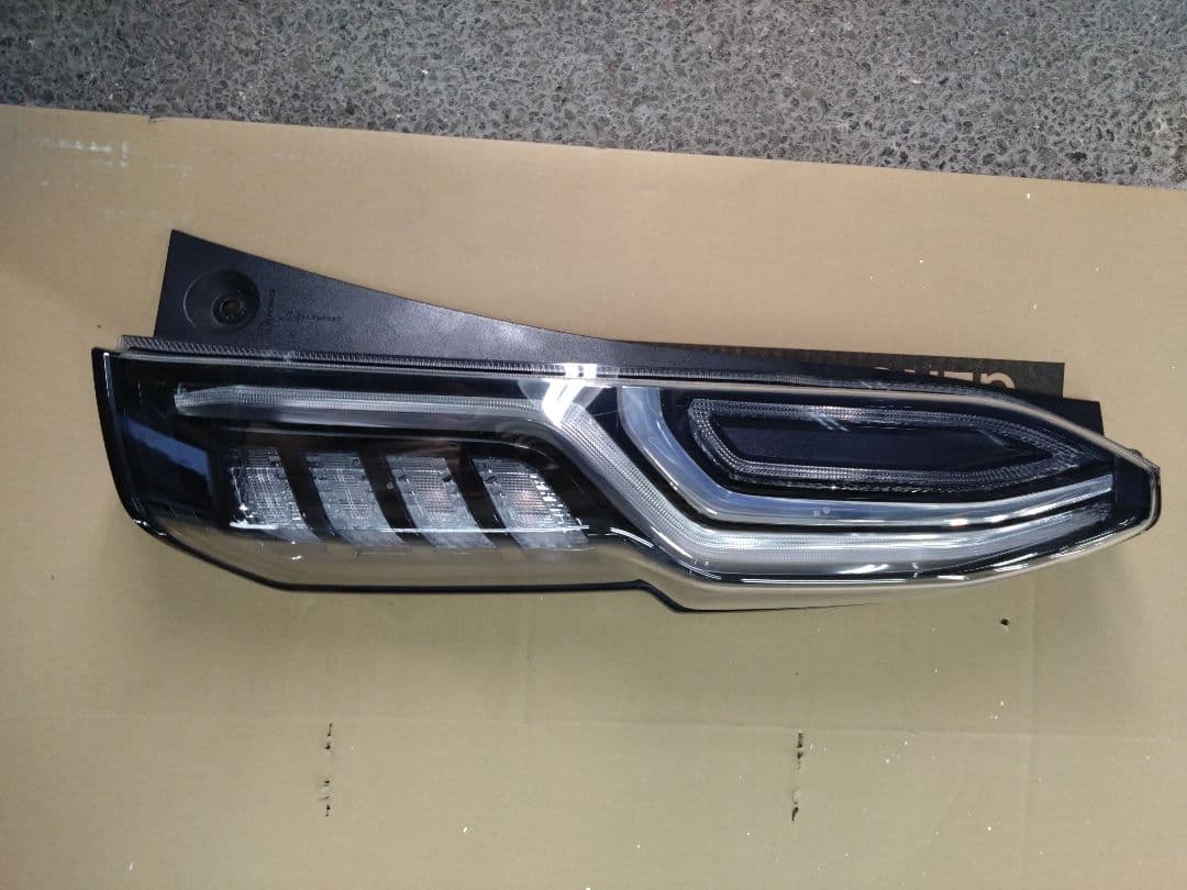 N-BOXカスタムJF3　右テールランプ