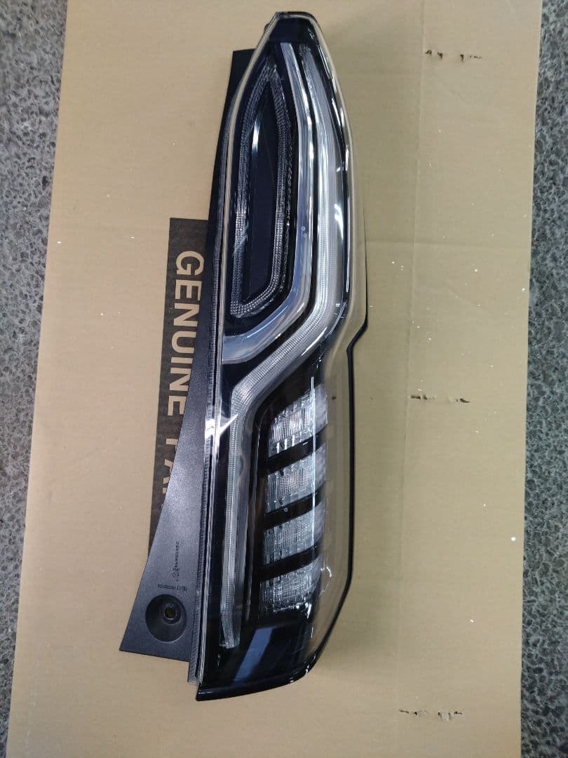 N-BOXカスタムJF3　右テールランプ